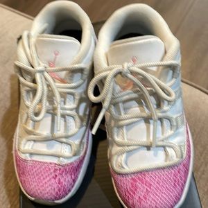 Jordan 11 retro low white:black and pink